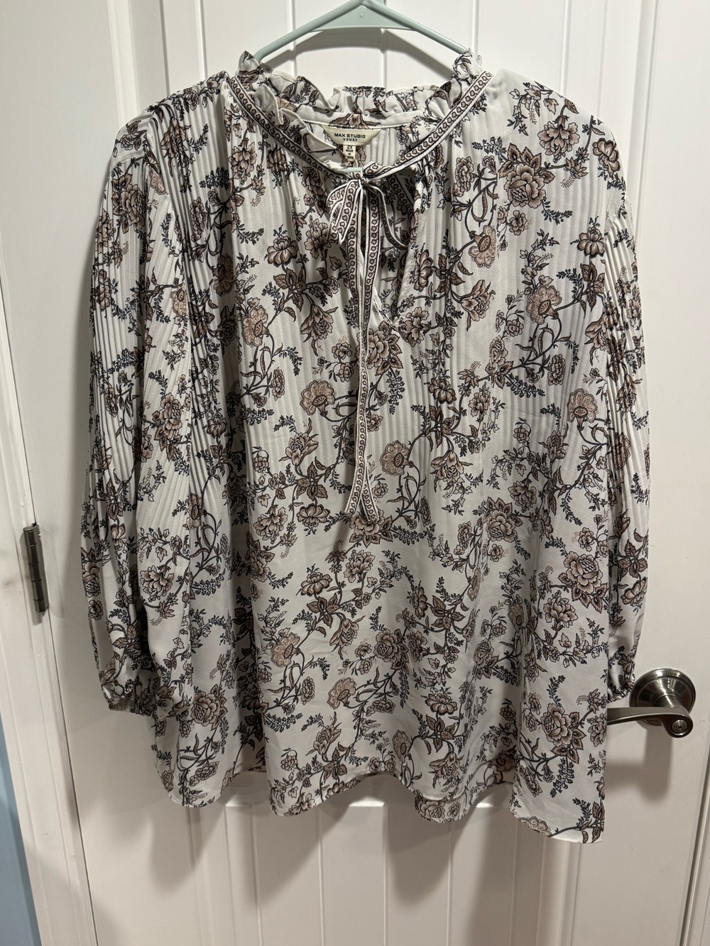 Max Studio Woman's Pleated Blouse with front tie, Women's Sz 2x